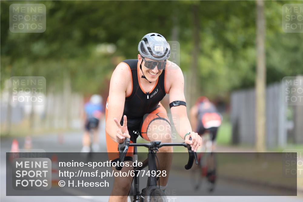11.08.2024 - GEWOBA Citytriathlon Bremen H.Heesch http://msf.ph/oto/6774928 11.08.2024 11:42:37 Radfahren 857, 877 meine-sportfotos.de