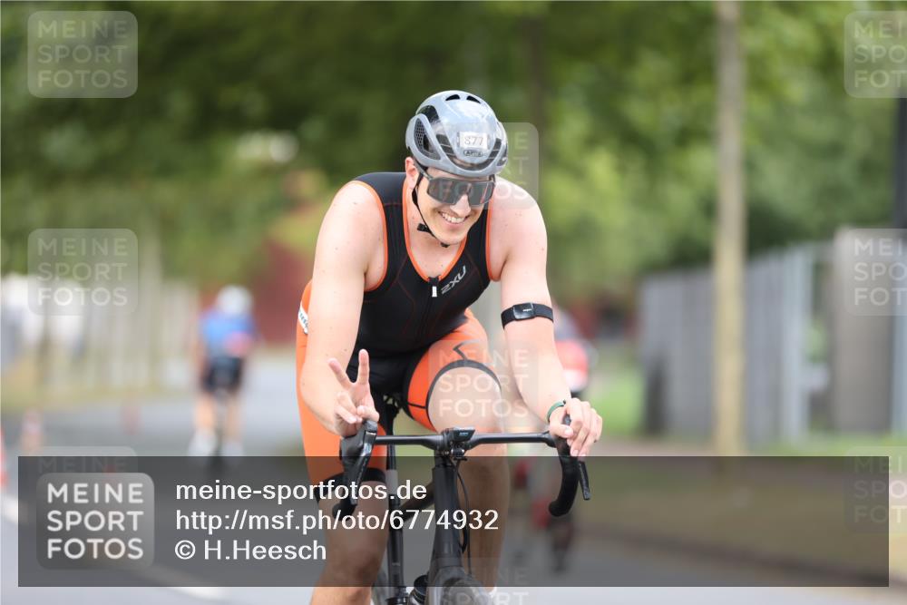 11.08.2024 - GEWOBA Citytriathlon Bremen H.Heesch http://msf.ph/oto/6774932 11.08.2024 11:42:37 Radfahren 857, 877 meine-sportfotos.de