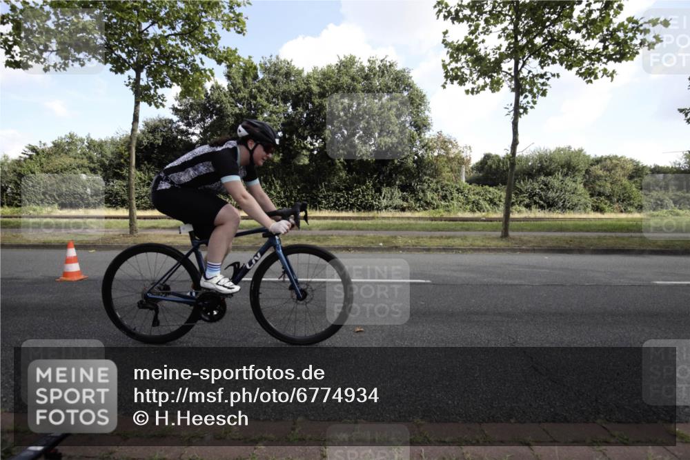 11.08.2024 - GEWOBA Citytriathlon Bremen H.Heesch http://msf.ph/oto/6774934 11.08.2024 10:38:25 Radfahren 3, 4, 11, 29, 43, 52, 58, 95 meine-sportfotos.de