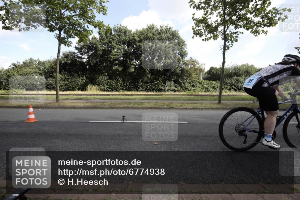 11.08.2024 - GEWOBA Citytriathlon Bremen H.Heesch http://msf.ph/oto/6774938 11.08.2024 10:38:26 Radfahren 3, 4, 11, 29, 43, 58, 95 meine-sportfotos.de