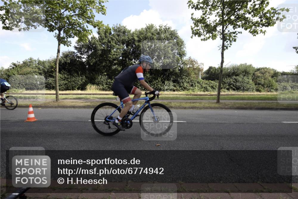 11.08.2024 - GEWOBA Citytriathlon Bremen H.Heesch http://msf.ph/oto/6774942 11.08.2024 10:38:30 Radfahren 3, 4, 11, 29, 43, 58, 95 meine-sportfotos.de