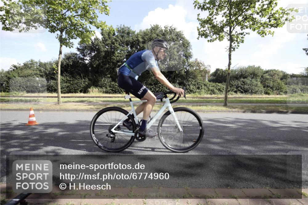 11.08.2024 - GEWOBA Citytriathlon Bremen H.Heesch http://msf.ph/oto/6774960 11.08.2024 10:39:25 Radfahren 78, 92, 99 meine-sportfotos.de