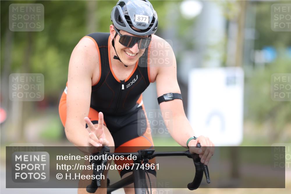 11.08.2024 - GEWOBA Citytriathlon Bremen H.Heesch http://msf.ph/oto/6774961 11.08.2024 11:42:37 Radfahren 857, 877 meine-sportfotos.de