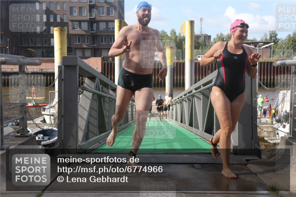 11.08.2024 - GEWOBA Citytriathlon Bremen Lena Gebhardt http://msf.ph/oto/6774966 11.08.2024 10:11:54 Schwimmen 2, 15, 18, 35, 49, 74, 84, 88, 97, 113, 114 meine-sportfotos.de