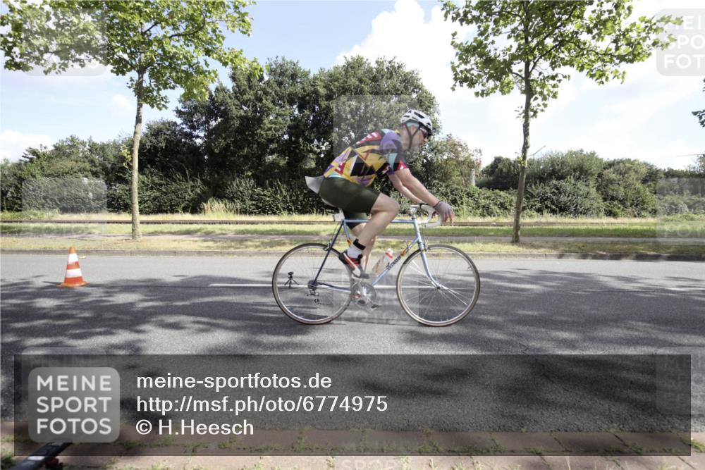11.08.2024 - GEWOBA Citytriathlon Bremen H.Heesch http://msf.ph/oto/6774975 11.08.2024 10:40:15 Radfahren 26, 33, 38, 66, 87 meine-sportfotos.de