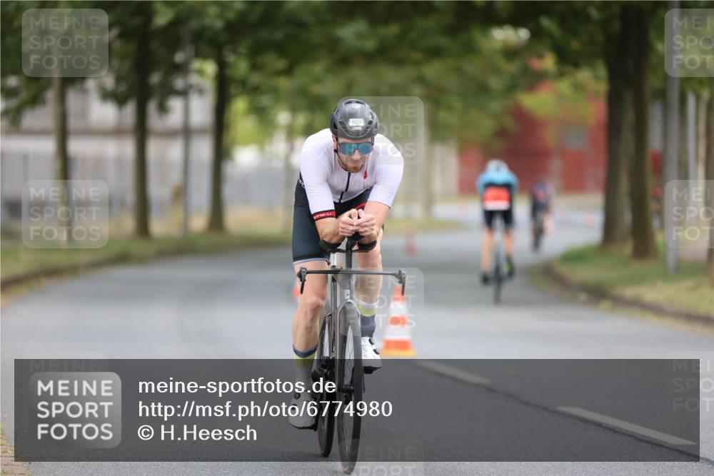 11.08.2024 - GEWOBA Citytriathlon Bremen H.Heesch http://msf.ph/oto/6774980 11.08.2024 11:42:48 Radfahren 857, 1008 meine-sportfotos.de