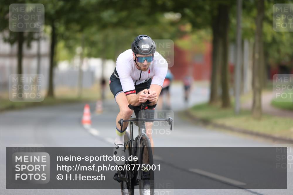 11.08.2024 - GEWOBA Citytriathlon Bremen H.Heesch http://msf.ph/oto/6775001 11.08.2024 11:42:48 Radfahren 857, 1008 meine-sportfotos.de