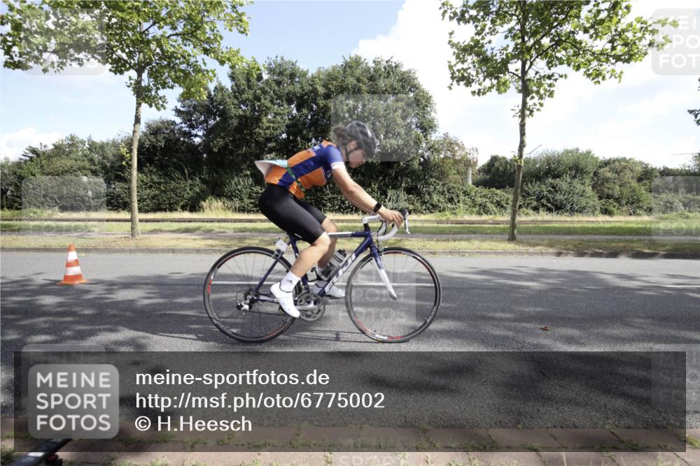 11.08.2024 - GEWOBA Citytriathlon Bremen H.Heesch http://msf.ph/oto/6775002 11.08.2024 10:40:58 Radfahren 15, 32, 49, 55, 69, 80, 98, 109 meine-sportfotos.de