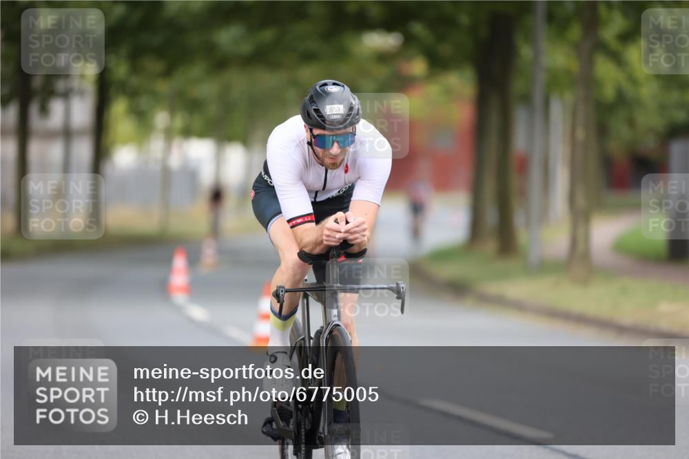 11.08.2024 - GEWOBA Citytriathlon Bremen H.Heesch http://msf.ph/oto/6775005 11.08.2024 11:42:48 Radfahren 857, 1008 meine-sportfotos.de