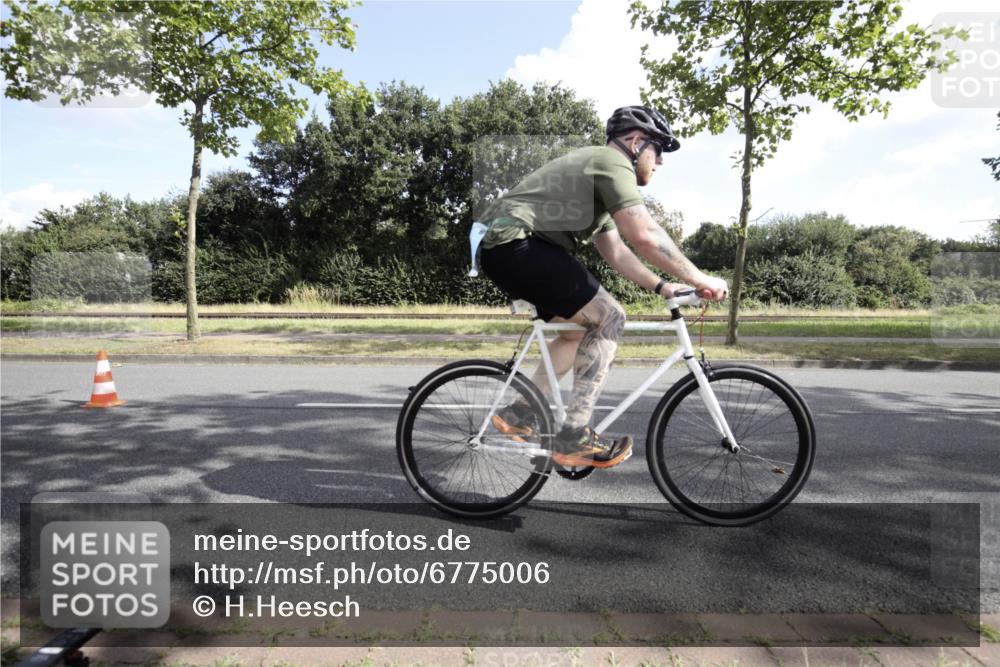11.08.2024 - GEWOBA Citytriathlon Bremen H.Heesch http://msf.ph/oto/6775006 11.08.2024 10:41:02 Radfahren 15, 32, 49, 69, 80, 84, 98, 109 meine-sportfotos.de