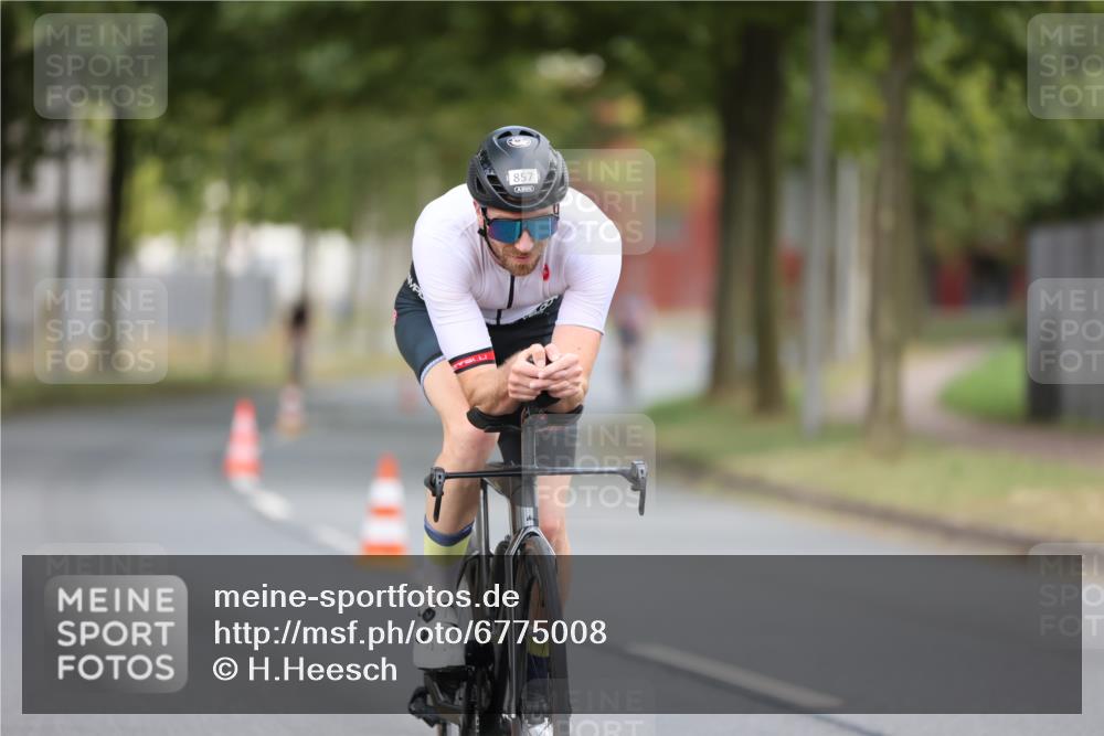 11.08.2024 - GEWOBA Citytriathlon Bremen H.Heesch http://msf.ph/oto/6775008 11.08.2024 11:42:48 Radfahren 857, 1008 meine-sportfotos.de