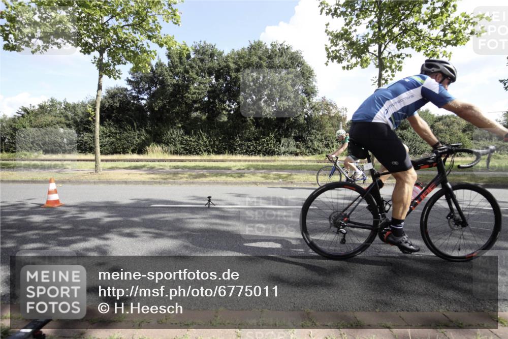 11.08.2024 - GEWOBA Citytriathlon Bremen H.Heesch http://msf.ph/oto/6775011 11.08.2024 10:41:11 Radfahren 15, 34, 84 meine-sportfotos.de