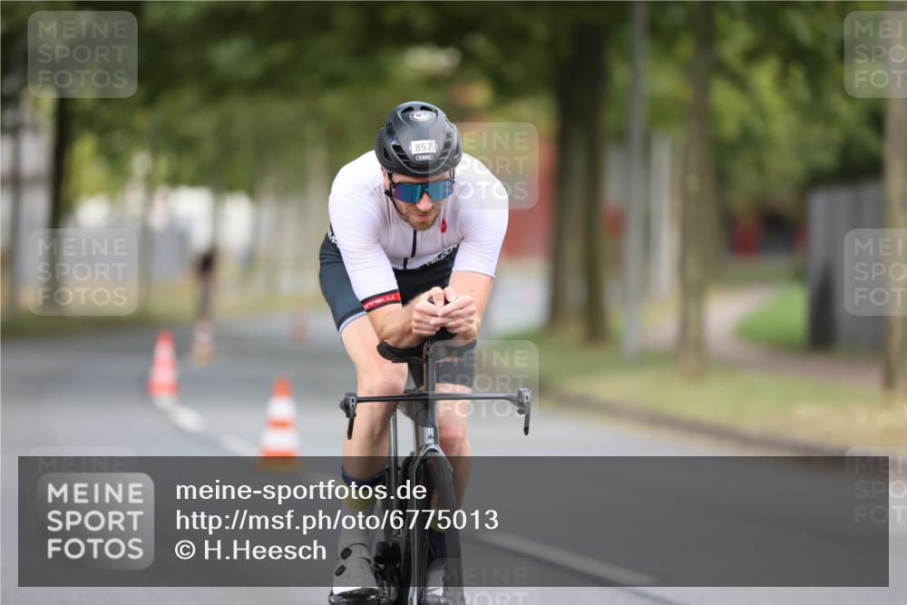 11.08.2024 - GEWOBA Citytriathlon Bremen H.Heesch http://msf.ph/oto/6775013 11.08.2024 11:42:48 Radfahren 857, 1008 meine-sportfotos.de