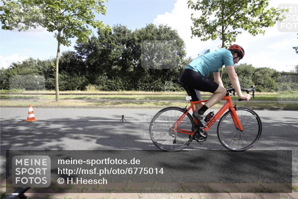 11.08.2024 - GEWOBA Citytriathlon Bremen H.Heesch http://msf.ph/oto/6775014 11.08.2024 10:41:16 Radfahren 15, 34, 84 meine-sportfotos.de