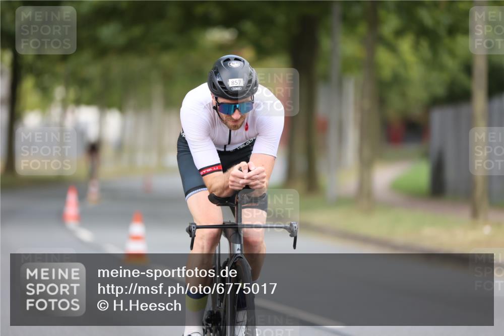 11.08.2024 - GEWOBA Citytriathlon Bremen H.Heesch http://msf.ph/oto/6775017 11.08.2024 11:42:49 Radfahren 857, 1008 meine-sportfotos.de