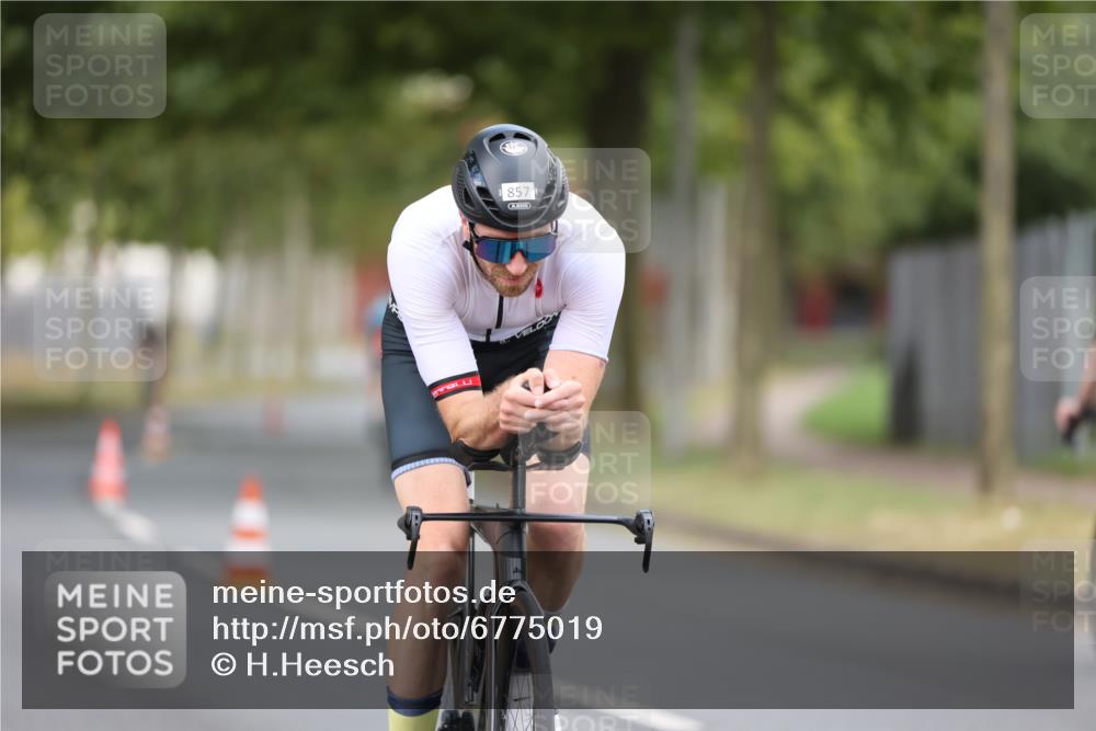 11.08.2024 - GEWOBA Citytriathlon Bremen H.Heesch http://msf.ph/oto/6775019 11.08.2024 11:42:49 Radfahren 857, 1008 meine-sportfotos.de