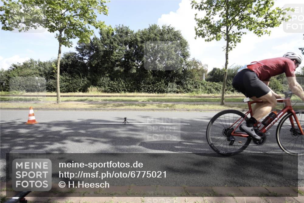 11.08.2024 - GEWOBA Citytriathlon Bremen H.Heesch http://msf.ph/oto/6775021 11.08.2024 10:41:21 Radfahren 15, 34, 84 meine-sportfotos.de