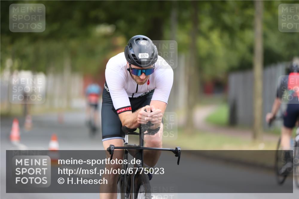 11.08.2024 - GEWOBA Citytriathlon Bremen H.Heesch http://msf.ph/oto/6775023 11.08.2024 11:42:49 Radfahren 857, 1008 meine-sportfotos.de
