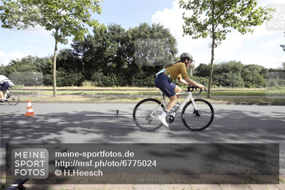 11.08.2024 - GEWOBA Citytriathlon Bremen H.Heesch http://msf.ph/oto/6775024 11.08.2024 10:41:38 Radfahren 7, 35, 47, 110 meine-sportfotos.de