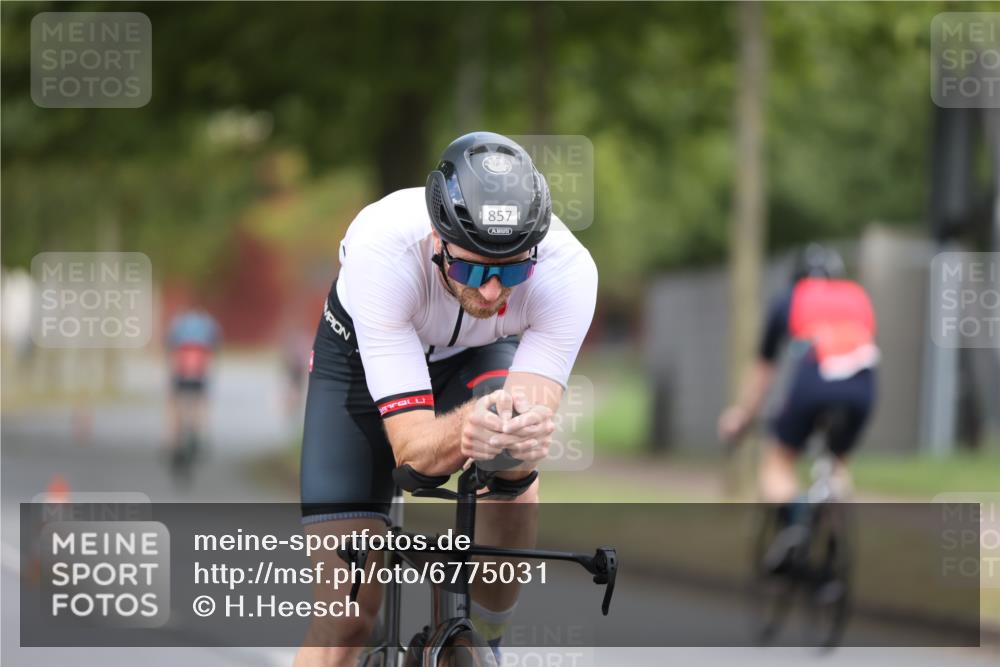 11.08.2024 - GEWOBA Citytriathlon Bremen H.Heesch http://msf.ph/oto/6775031 11.08.2024 11:42:49 Radfahren 857, 1008 meine-sportfotos.de