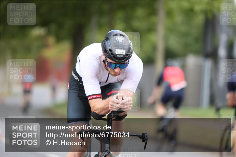 11.08.2024 - GEWOBA Citytriathlon Bremen H.Heesch http://msf.ph/oto/6775034 11.08.2024 11:42:49 Radfahren 857, 1008 meine-sportfotos.de