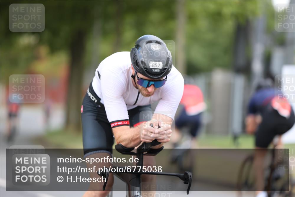 11.08.2024 - GEWOBA Citytriathlon Bremen H.Heesch http://msf.ph/oto/6775038 11.08.2024 11:42:49 Radfahren 857, 1008 meine-sportfotos.de