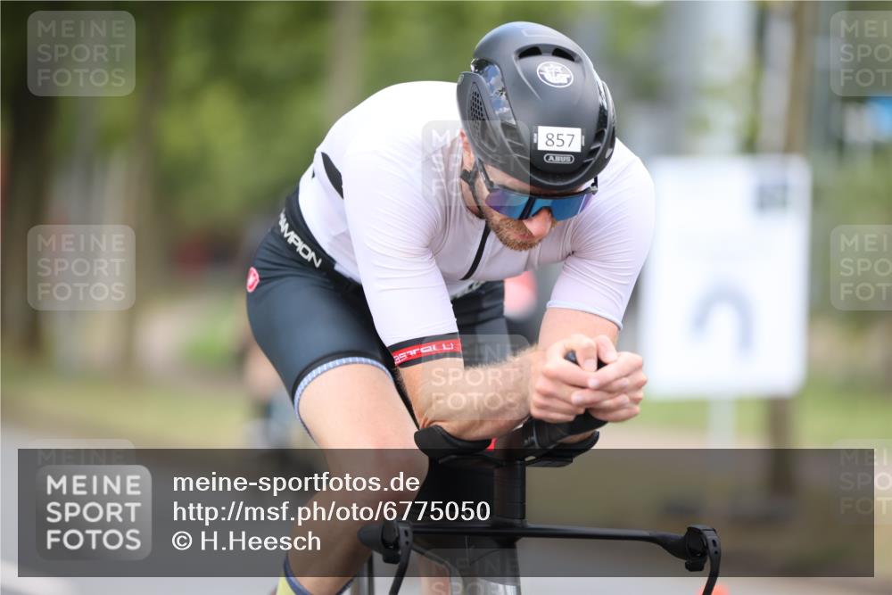 11.08.2024 - GEWOBA Citytriathlon Bremen H.Heesch http://msf.ph/oto/6775050 11.08.2024 11:42:49 Radfahren 857, 1008 meine-sportfotos.de