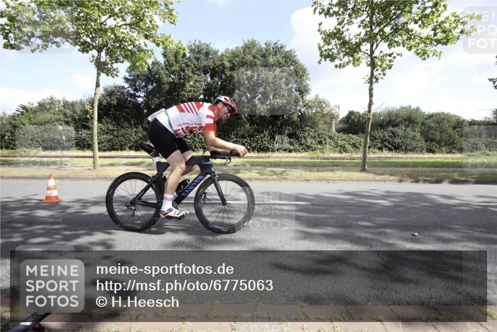 11.08.2024 - GEWOBA Citytriathlon Bremen H.Heesch http://msf.ph/oto/6775063 11.08.2024 10:42:47 Radfahren 12, 18, 21, 67, 68, 70, 88 meine-sportfotos.de