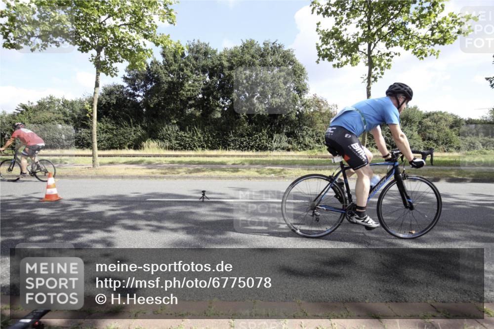 11.08.2024 - GEWOBA Citytriathlon Bremen H.Heesch http://msf.ph/oto/6775078 11.08.2024 10:43:01 Radfahren 18, 21, 70, 101, 116 meine-sportfotos.de