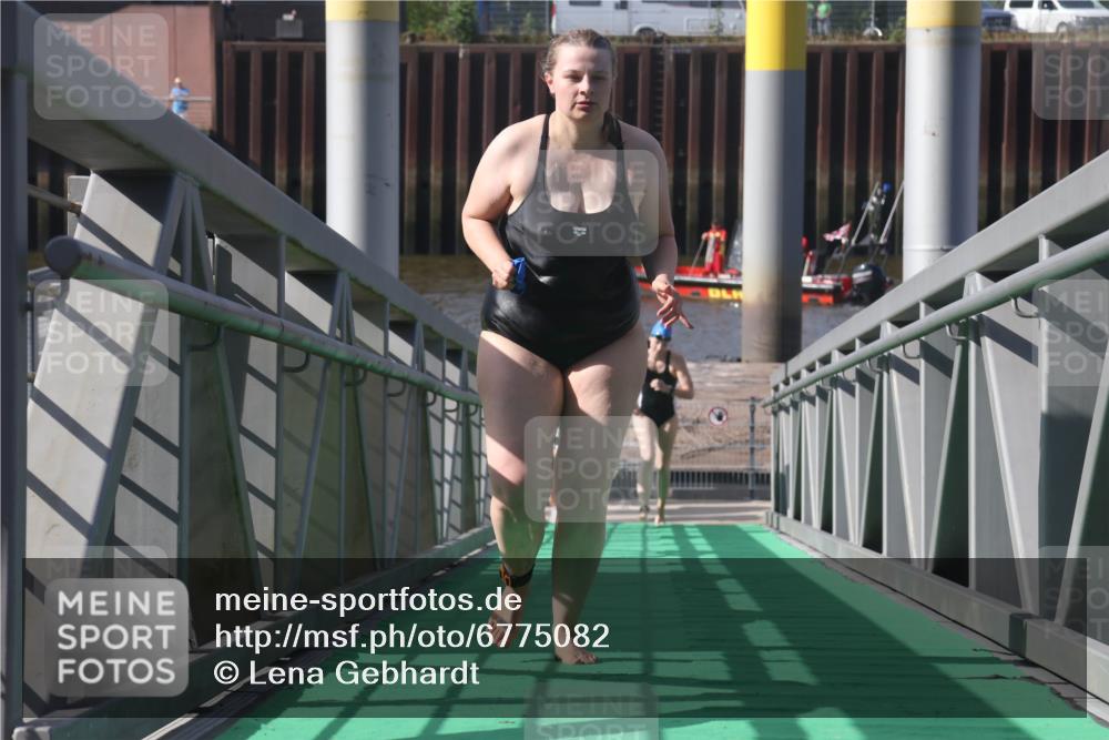 11.08.2024 - GEWOBA Citytriathlon Bremen Lena Gebhardt http://msf.ph/oto/6775082 11.08.2024 10:12:05 Schwimmen 15, 38, 49, 68, 74, 84, 88, 97, 104, 114 meine-sportfotos.de