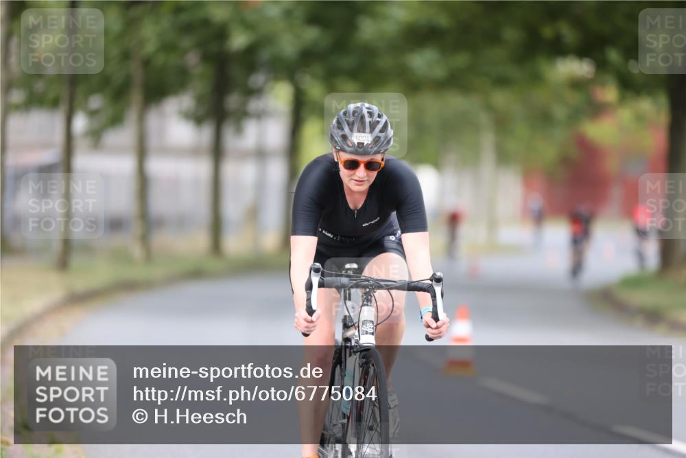 11.08.2024 - GEWOBA Citytriathlon Bremen H.Heesch http://msf.ph/oto/6775084 11.08.2024 11:42:57 Radfahren 780, 857, 1008 meine-sportfotos.de