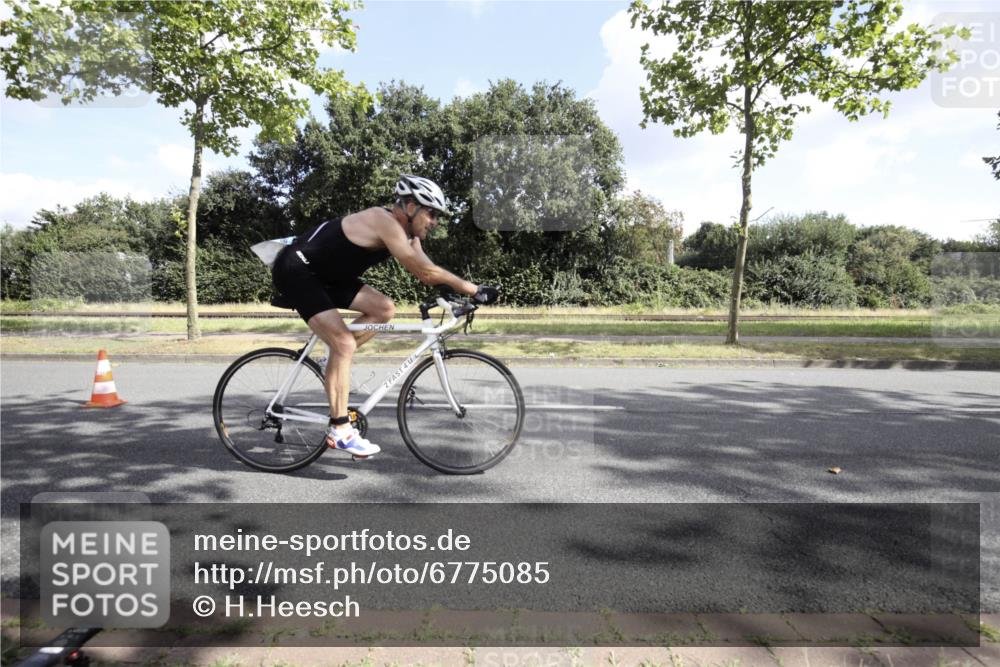 11.08.2024 - GEWOBA Citytriathlon Bremen H.Heesch http://msf.ph/oto/6775085 11.08.2024 10:43:06 Radfahren 21, 70, 101, 116 meine-sportfotos.de