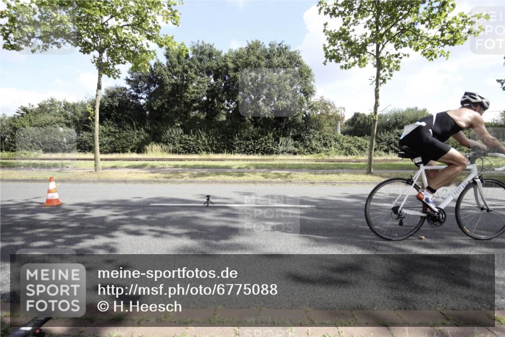 11.08.2024 - GEWOBA Citytriathlon Bremen H.Heesch http://msf.ph/oto/6775088 11.08.2024 10:43:06 Radfahren 21, 70, 101, 116 meine-sportfotos.de