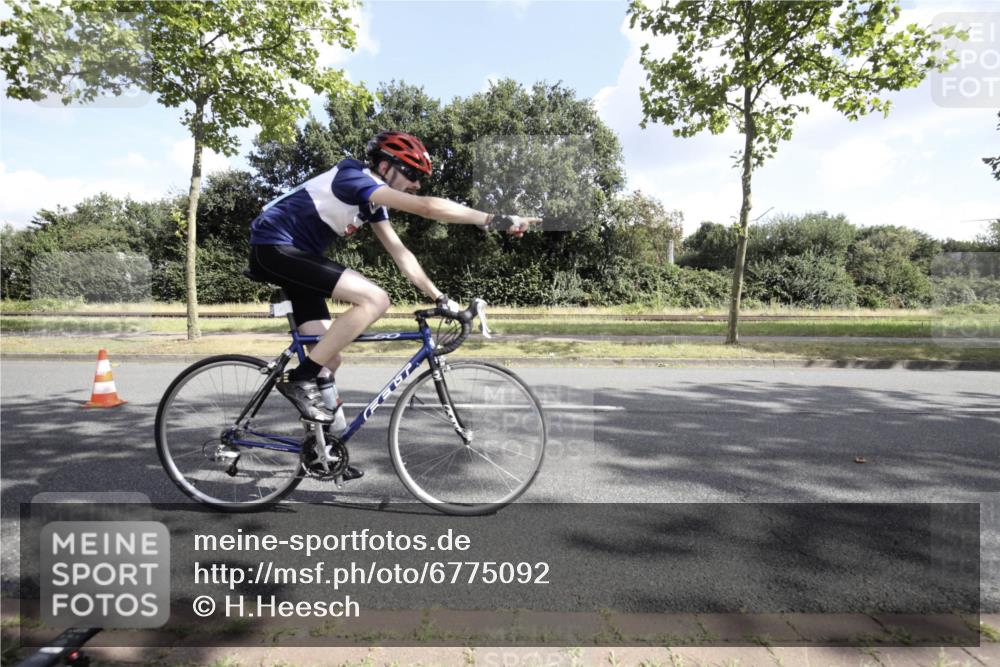 11.08.2024 - GEWOBA Citytriathlon Bremen H.Heesch http://msf.ph/oto/6775092 11.08.2024 10:43:30 Radfahren 2, 6, 17, 108 meine-sportfotos.de