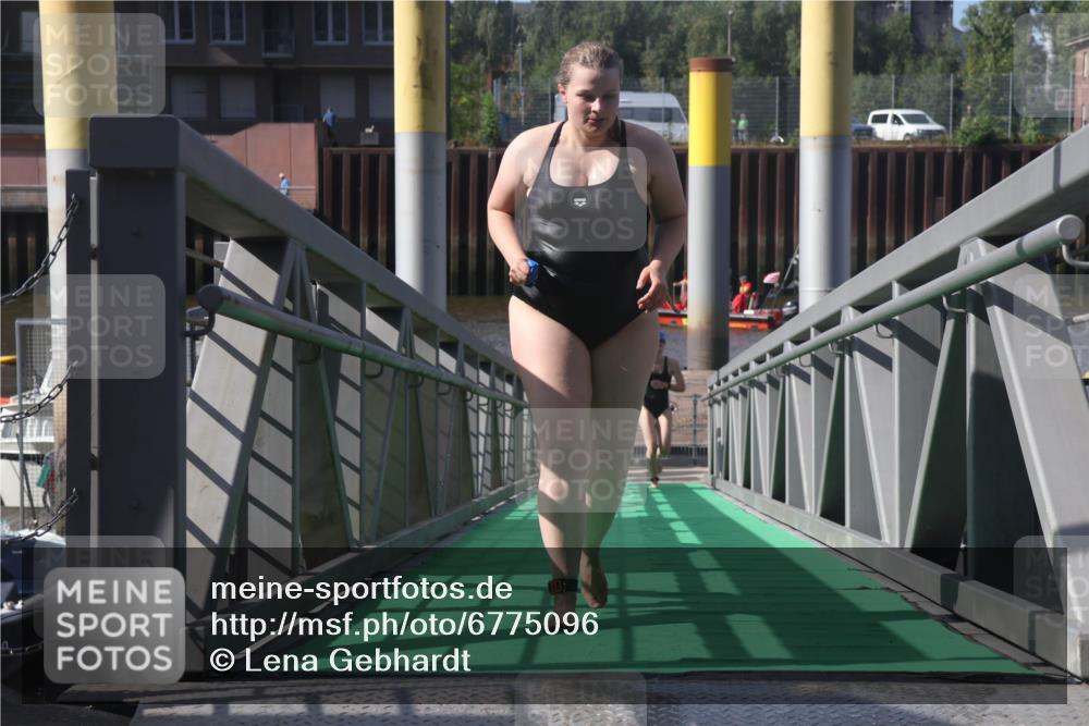 11.08.2024 - GEWOBA Citytriathlon Bremen Lena Gebhardt http://msf.ph/oto/6775096 11.08.2024 10:12:05 Schwimmen 15, 38, 49, 68, 74, 84, 88, 97, 104, 114 meine-sportfotos.de