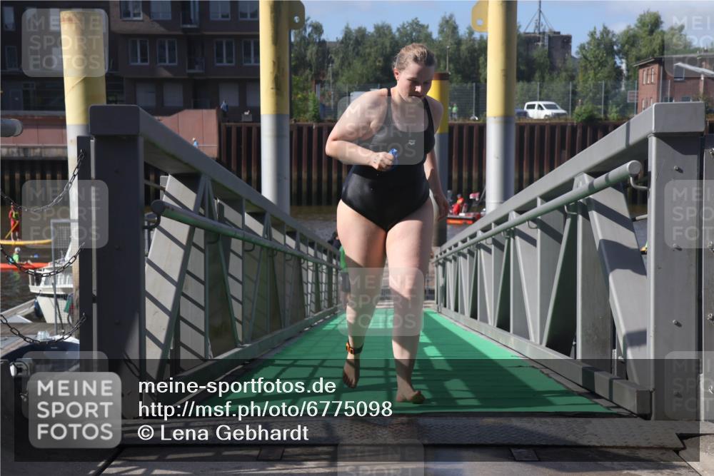 11.08.2024 - GEWOBA Citytriathlon Bremen Lena Gebhardt http://msf.ph/oto/6775098 11.08.2024 10:12:06 Schwimmen 15, 38, 49, 68, 74, 84, 88, 97, 104, 114 meine-sportfotos.de