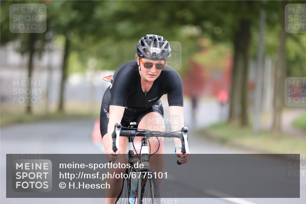 11.08.2024 - GEWOBA Citytriathlon Bremen H.Heesch http://msf.ph/oto/6775101 11.08.2024 11:42:57 Radfahren 780, 857, 1008 meine-sportfotos.de