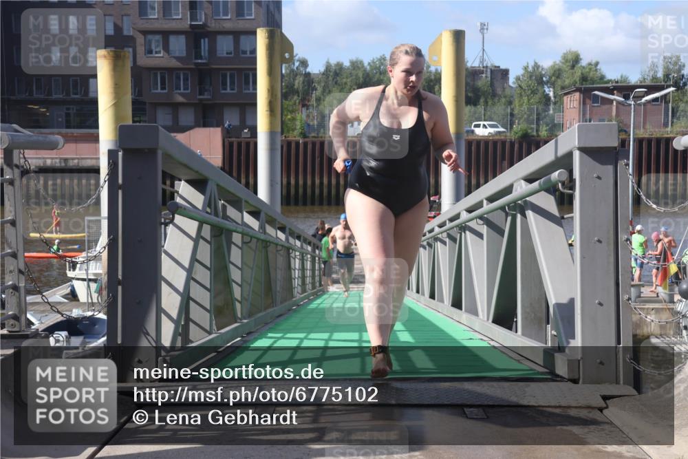 11.08.2024 - GEWOBA Citytriathlon Bremen Lena Gebhardt http://msf.ph/oto/6775102 11.08.2024 10:12:06 Schwimmen 15, 38, 49, 68, 74, 84, 88, 97, 104, 114 meine-sportfotos.de