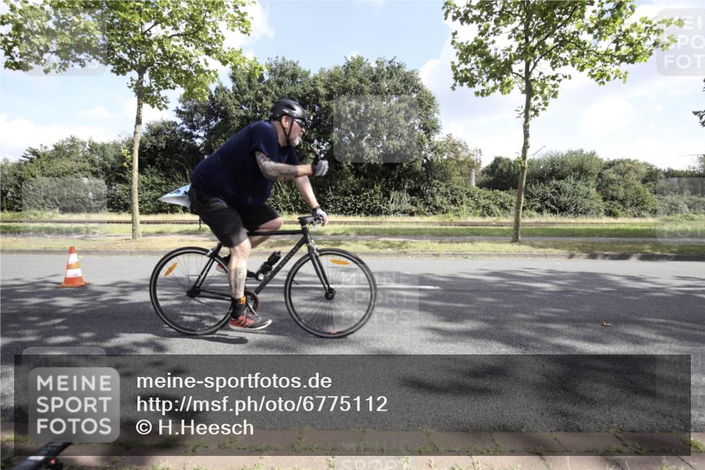 11.08.2024 - GEWOBA Citytriathlon Bremen H.Heesch http://msf.ph/oto/6775112 11.08.2024 10:43:38 Radfahren 2, 6, 17, 108 meine-sportfotos.de