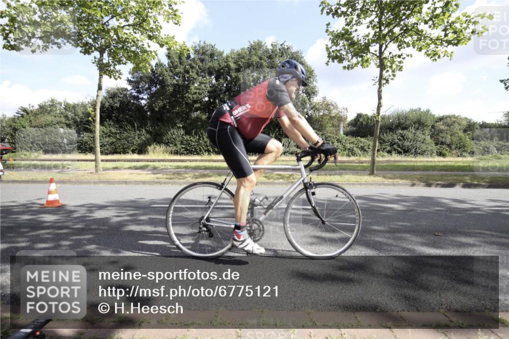 11.08.2024 - GEWOBA Citytriathlon Bremen H.Heesch http://msf.ph/oto/6775121 11.08.2024 10:44:01 Radfahren 23, 28, 37, 39, 104, 113, 114 meine-sportfotos.de
