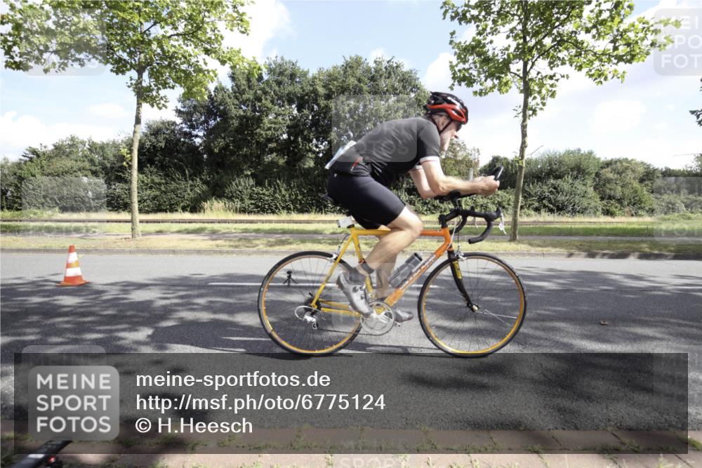 11.08.2024 - GEWOBA Citytriathlon Bremen H.Heesch http://msf.ph/oto/6775124 11.08.2024 10:44:06 Radfahren 23, 28, 37, 39, 48, 104, 113, 114 meine-sportfotos.de