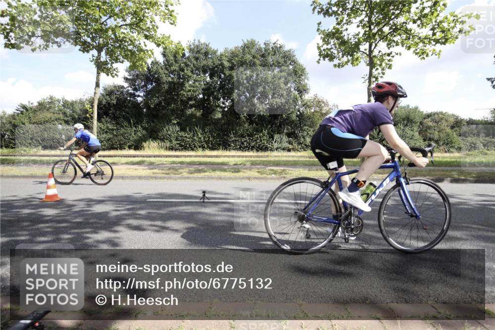 11.08.2024 - GEWOBA Citytriathlon Bremen H.Heesch http://msf.ph/oto/6775132 11.08.2024 10:44:22 Radfahren 48 meine-sportfotos.de