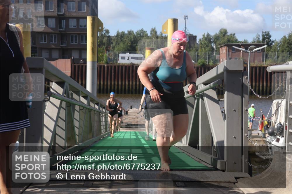 11.08.2024 - GEWOBA Citytriathlon Bremen Lena Gebhardt http://msf.ph/oto/6775237 11.08.2024 10:13:05 Schwimmen 28, 80, 81 meine-sportfotos.de