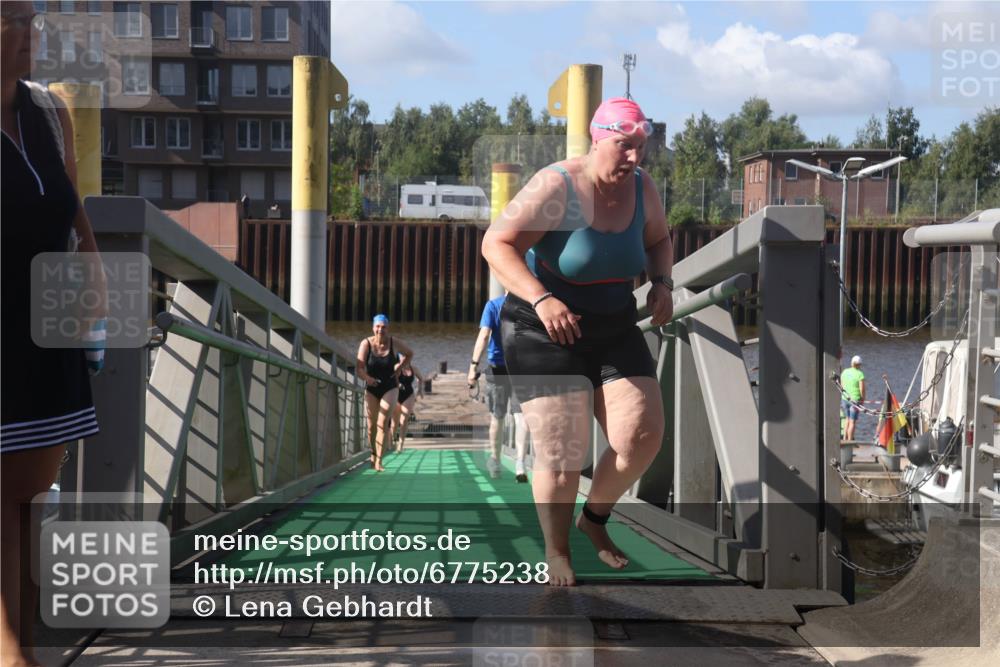 11.08.2024 - GEWOBA Citytriathlon Bremen Lena Gebhardt http://msf.ph/oto/6775238 11.08.2024 10:13:05 Schwimmen 28, 80, 81 meine-sportfotos.de