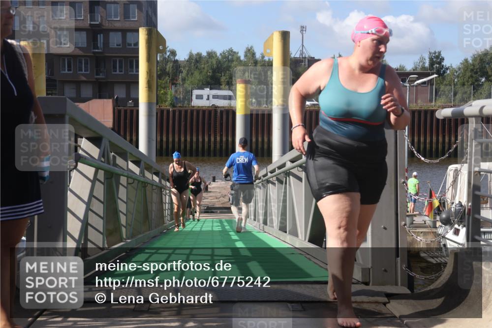 11.08.2024 - GEWOBA Citytriathlon Bremen Lena Gebhardt http://msf.ph/oto/6775242 11.08.2024 10:13:06 Schwimmen 28, 80, 81 meine-sportfotos.de