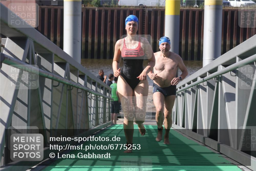 11.08.2024 - GEWOBA Citytriathlon Bremen Lena Gebhardt http://msf.ph/oto/6775253 11.08.2024 10:13:28 Schwimmen 33 meine-sportfotos.de