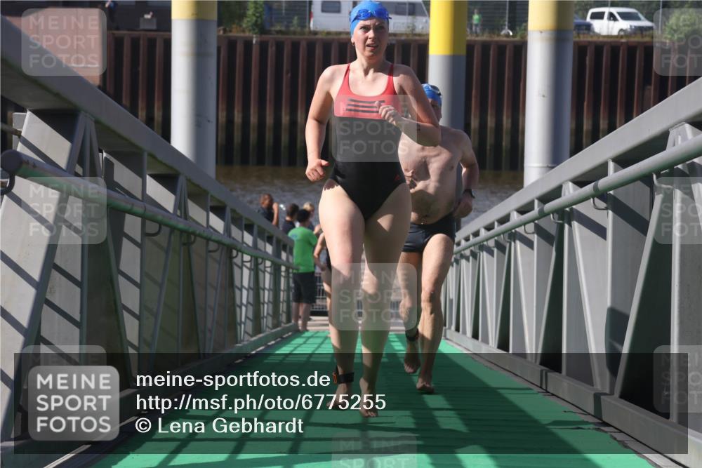 11.08.2024 - GEWOBA Citytriathlon Bremen Lena Gebhardt http://msf.ph/oto/6775255 11.08.2024 10:13:28 Schwimmen 33 meine-sportfotos.de