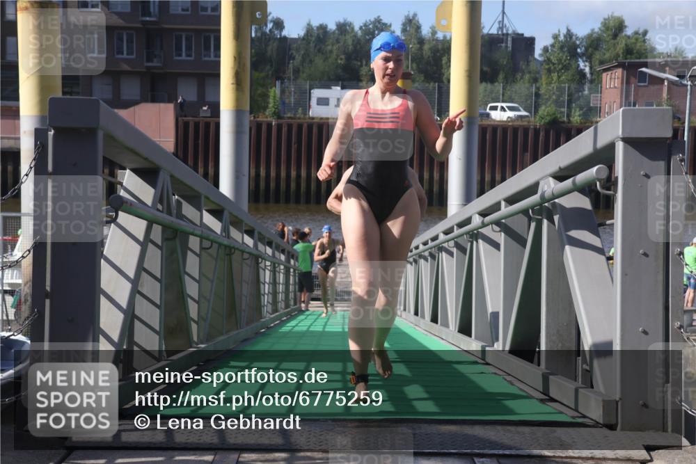 11.08.2024 - GEWOBA Citytriathlon Bremen Lena Gebhardt http://msf.ph/oto/6775259 11.08.2024 10:13:29 Schwimmen 33 meine-sportfotos.de