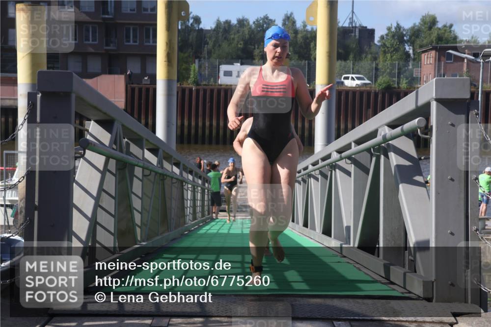 11.08.2024 - GEWOBA Citytriathlon Bremen Lena Gebhardt http://msf.ph/oto/6775260 11.08.2024 10:13:29 Schwimmen 33 meine-sportfotos.de