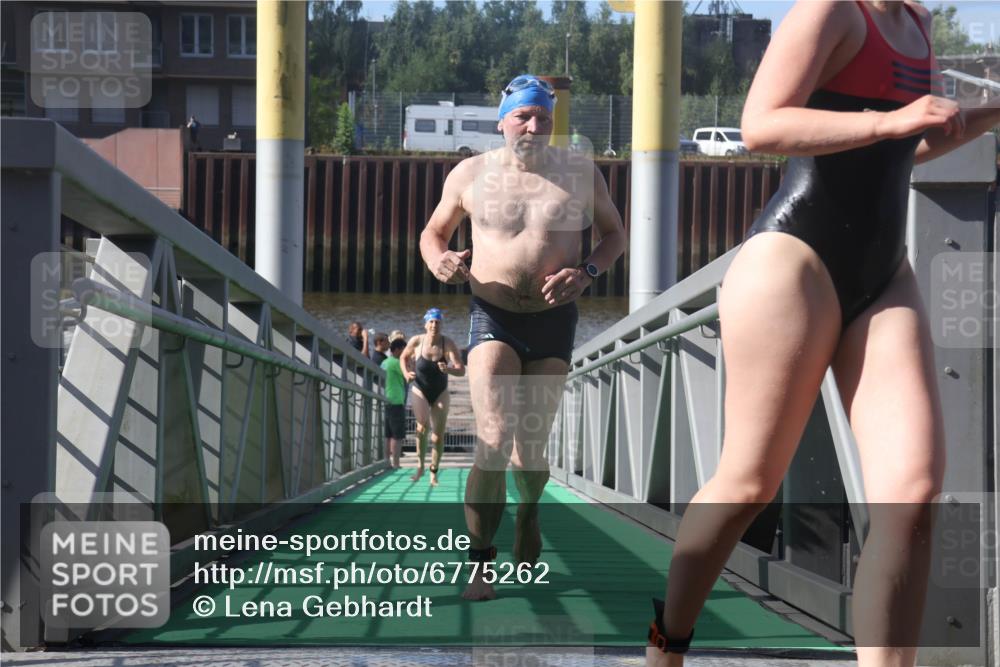 11.08.2024 - GEWOBA Citytriathlon Bremen Lena Gebhardt http://msf.ph/oto/6775262 11.08.2024 10:13:30 Schwimmen 33 meine-sportfotos.de